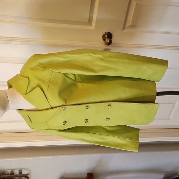 St John 100% Leather Blazer in a beautiful vibrant green. - Picture 6 of 12
